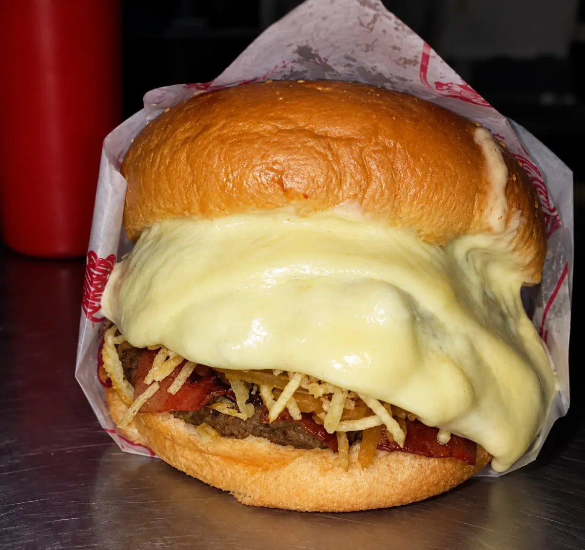 Hamburguesa con queso gratinado de Los Paisas de la 9ª