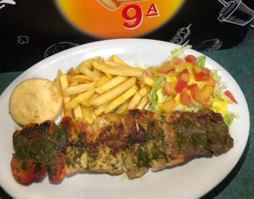 Plato asado con papas a la francesa y ensalada